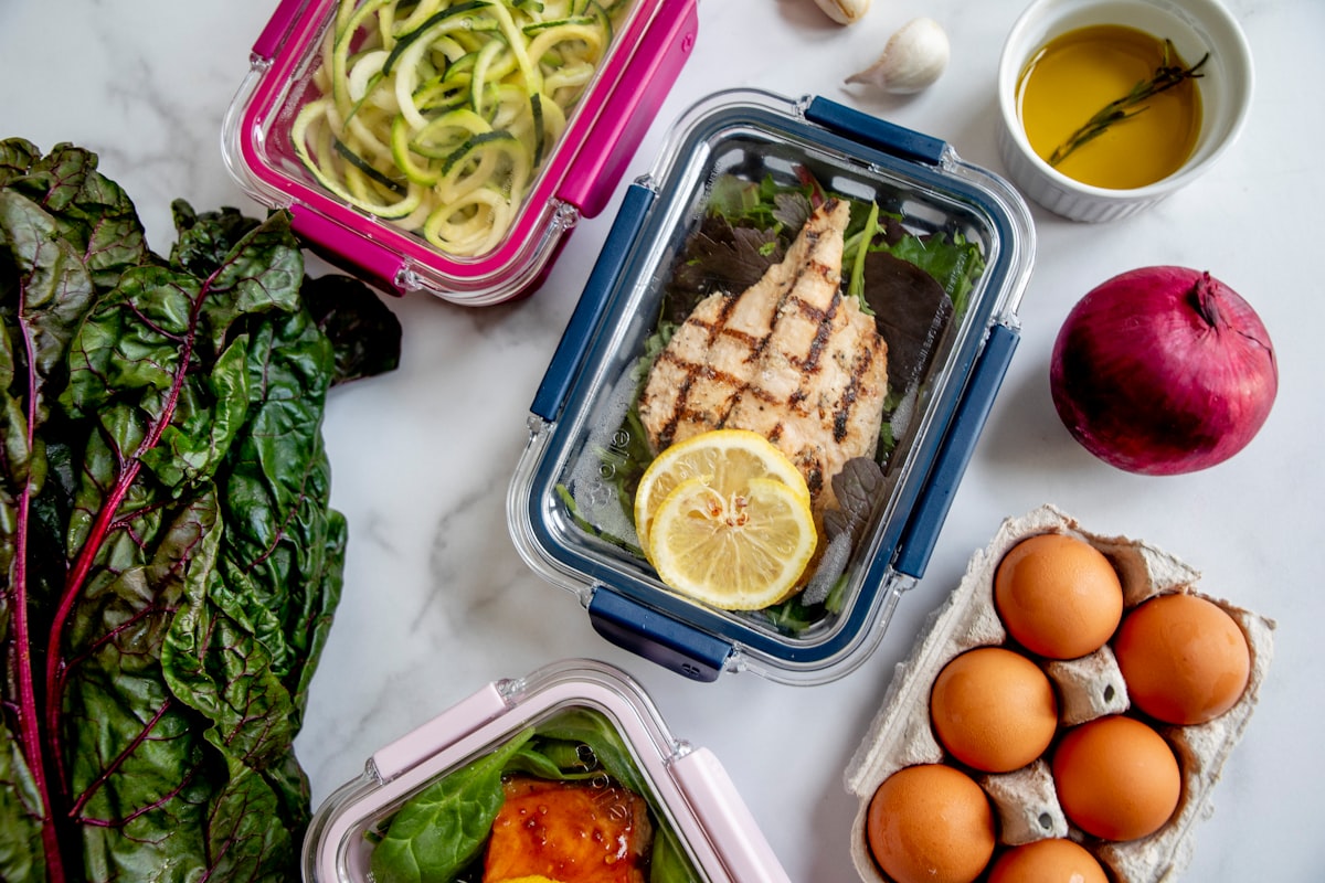 Famiglia che condivide un pasto sano insieme